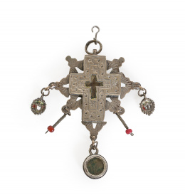 993.  Relicario de plata con forma de cruz, con decoración grabada.S. XVIII - XIX.