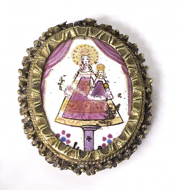 394.  Medalla devocional de esmalte con la Virgen por un lado y por otro con San Francisco de Asís, con marco de plata dorada, S. XVIII - XIX..