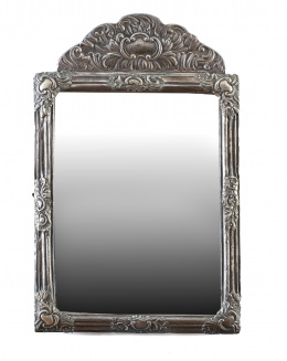 1016.  Espejo de plata en su color de decoración repujada, S. XVIII.