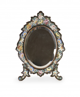 1070.  Espejo de tocador con decoración de micromosaico, con flores.Trabajo veneciano o romano, mediados del S. XIX.