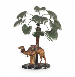 1042.  Lámpara de mesa de metal pintada con un berebere bajo una palmera.Trabajo vienés, S. XX..