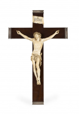 1192.  Cristo crucificado en marfil talladoS. XIX - XX.