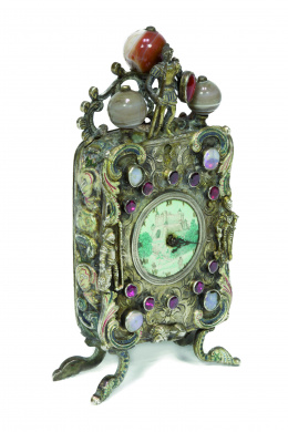 798.  Pequeño reloj vienes de sobremesa en plata con trabajo labrado y piedras semipreciosas