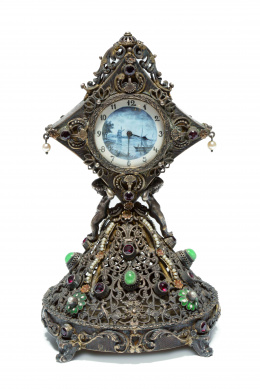 799.  Reloj vinés de sobremesa en plata con decoración de filigrana esmalte y piedras semipreciosas