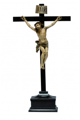 1072.  Cristo expiranteEscultura exenta en marfil tallado y parcialmente policromado.Escuela indoportuguesa S. XVIII.