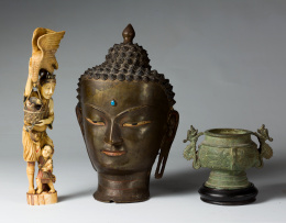 1010.  Buda en bronce , pintado con gema engastada.Thailandia S.XIX - XX..