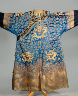 389.  Kimono en seda con hilos bordados en oro decorado con dragones, símbolo de autoridad imperial.China, S. XIX