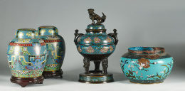 1199.  “Fangding” de bronce y esmalte cloisonné, decorado con peonías sobre fondo azul, con remate escultórico en la tapa de una Quimera.China, pp. del S. XX.