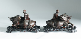 385.  Pareja de  bueyes de madera tallada, sobre peanas caladas. Trabajo chino, S. XIX - XX.