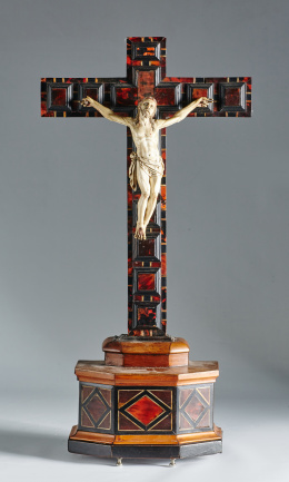 384.  Cristo de marfil tallado y policromado, sobre cruz de madera con carey aplicado de formas geométricas.Trabajo flamenco, S. XVIII.