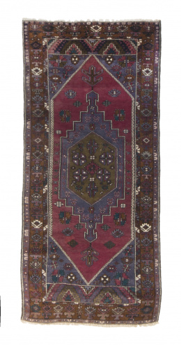 1165.  Alfombra Yagciberdir anudada a mano en lana en colores azul y rojo.Turquía S. XX.