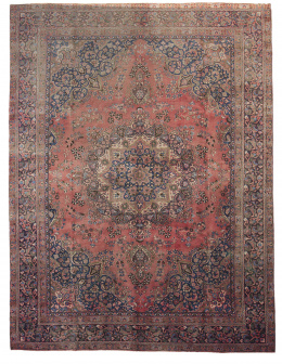 1116.  Alfombra persa en lana Meshad, con campo rojo y medallón central.