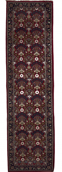 587.  Alfombra Mahal en lana con medallón central sobre campo azul y decoración de flores en rojos marfil, beige y verdes.Persia, h. 1920..