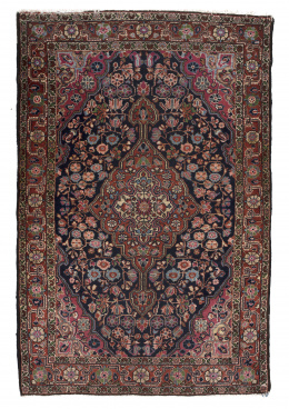 553.  Alfombra Tabriz en lana, campo rojo decorado con motivos florales.Persia..