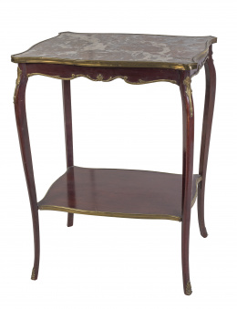 1152.  Mesa de estilo Luis XV con metal dorado aplicados y tapa de mármol, S. XX.