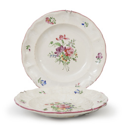 1213.  Pareja de platos soperos en loza esmaltada con ramilletes en el asiento.Luneville, Francia, ff. del S. XIX - pp. del S. XX.