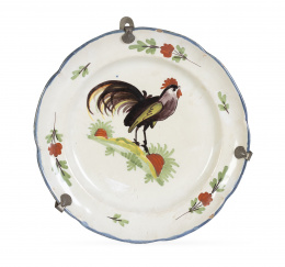 731.  Plato en cerámica esmaltada con un gallo en el asiento.Francia, S. XIX.