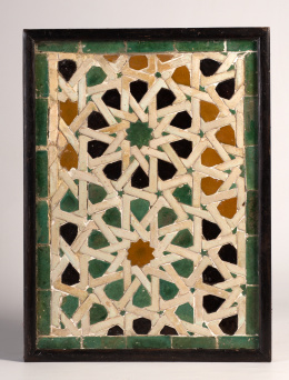 804.  Panel en cerámica mudéjar con decoración en cuerda seca de lacerías geométricas, esmaltado en blanco, verde, negro y ocre.Trabajo toledano, ff. del S. XV - pp. del S. XVI