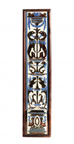 466.  Tres azulejos con decoración “a candelieri”, con la técnica de arista, S. XIX.