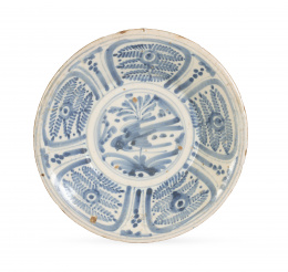 915.  Plato acuencado de cerámica esmaltada en azul de cobalto de la serie de la golondrina o de los helechos.Talavera, S. XVIII.