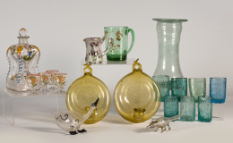 459.  Jarro en vidrio verde con decoración aplicada.Cataluña (?). S. XVIII..