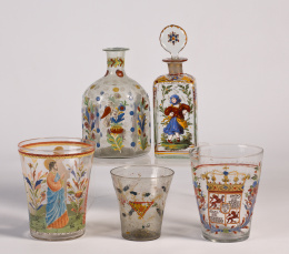 465.  Frasco en vidrio esmaltado con figuras, flores y pájaros.Alemania, S. XVII..