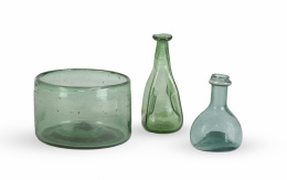 860.  Kuttorolff, botella y cuenco de farmacia en vidrio verde.Alemania y España, S. XVIII-XIX.