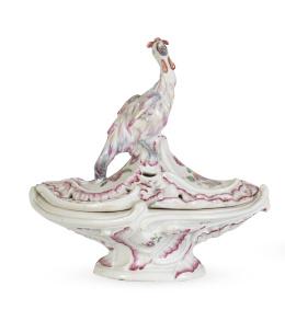 678.  “Pot-pourri” en porcelana esmaltada decorada con flores, rematado por una gallo en la tapa.S. XIX.