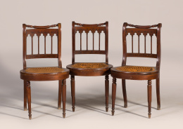 1253.  Juego de tres sillas de estilo neogótico de madera de nogal.Trabajo español del S. XIX..