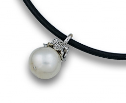 135.  Collar con perla australiana de 15 mm con capuchón de brillantes y hojas en oro blanco de 18K.