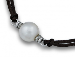 134.  Collar con perla australiana de 16,20 mm y aros de brillantes a ambos lados en oro blanco de 18K.