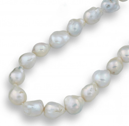 599.  Collar de perlas Australianas barrocas de 19 a 15,50 mm de diámetro con cierre en oro blanco de 18K. 
