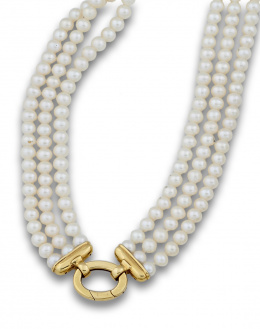 104.  Collar de tres hilos de perlas cultivadas de 6,5 mm con cierre oval en oro de 18K.