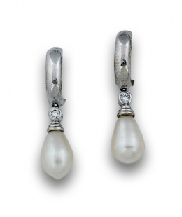 136.  Pendientes largos con perillas de perla de 9 mm y brillantes que penden de aro. 
