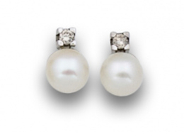 597.  Pendientes tu y yo con perla de 8 mm y brillantes.