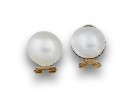 105.  Pendientes con perlas Mabe de 12 mm en oro amarillo de 18K.