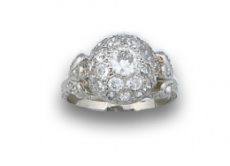 69.  Sortija años 40 con semiesfera de brillantes en torno a bte central de 0,50 ctes, en montura de platino.