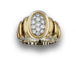 110.  Sortija con pavé ovalado de brillantes en montura calada de oro bicolor de 18K.
