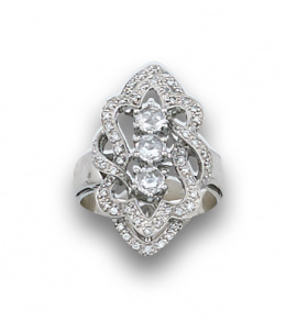 65.  Sortija lanzadera de diamantes estilo Belle Epoque  con tres diamantes talla rosa centrales,y lineas entrelazadas de brillantes.