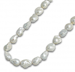 828.  Collar de perlas barrocas de los mares del sur  de 16-19 mm . Con cierre de timón en oro amarillo de 18K.