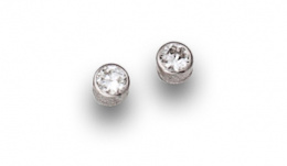 625.  Pendientes dormilonas de brillantes en chatón que suman 0,50 ctes aprox.