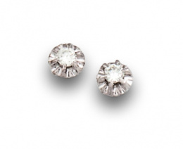 609.  Pendientes dormilonas de brillantes en garras que suman 0,50 ctes.