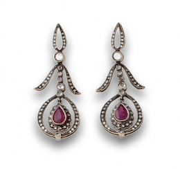 128.  Pendientes largos estilo Belle Epoque con diamantes y rubíes perilla colgantes de óvalo.