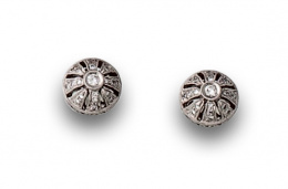 571.  Pendientes de brillantes en forma de botón estilo Art-Decó calado.