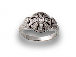 573.  Sortija de brillantes en forma de botón calado estilo Art-Decó .