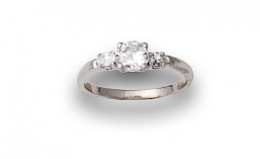 626.  Sortija solitario de brillante de 0,50 ctes aprox y con btes en la montura de oro blanco de 18K.