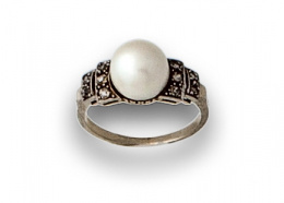 564.  Sortija años 30 con perla de 9 mm y diamantes que suman 0,25 ctes.