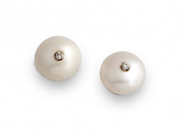 128.  Pendientes con botones perlas de los mares de sur con brillante central.