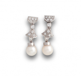 685.  Pendientes largos con hojitas de brillantes y perlas de 7,5 mm.