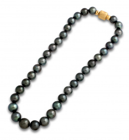 57.  Collar de perlas de Tahití de 14 a 11 mm.